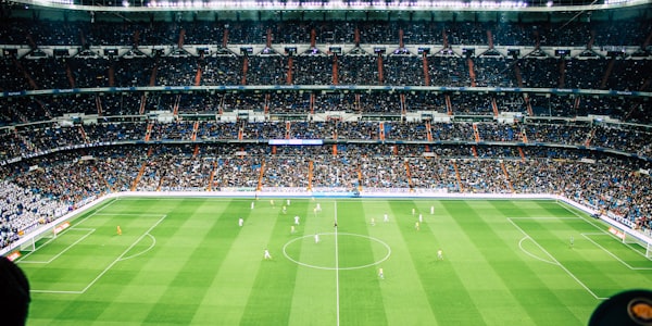 足球运动员在训练场上进行射门练习